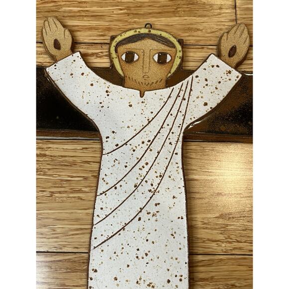 Saint Andrew's Abbey Ceramics Risen Christ Wall Hanging Plaque 11.5” Crucifix - Picture 2 of 4